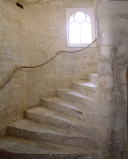 Vue de l'escalier principal prise du rez-de-chaussée.