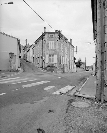 Maison à l'angle des rues du Marchoux et de Genève.