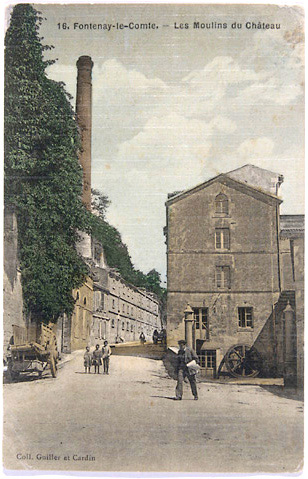 'Les moulins du château'. Carte postale du début du siècle montrant les bâtiments vus du sud.