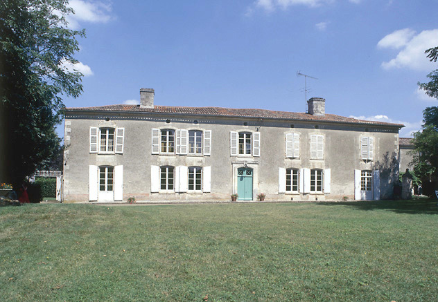 Façade principale de la maison, donnant au sud-ouest, sur le jardin.