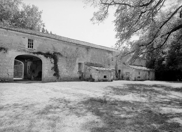 Vue des communs et des dépendances agricoles prise du nord de la basse-cour.