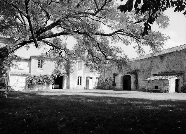 Vue des communs et des dépendances agricoles prise du sud-ouest de la basse-cour. Au centre, le logement des domestiques.