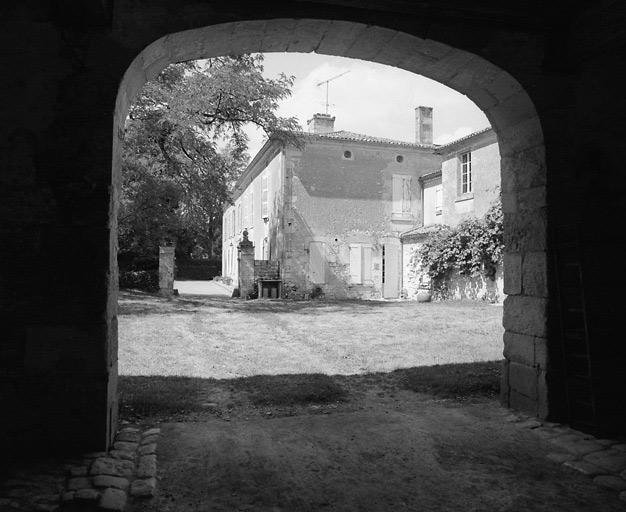 La maison vue du sud. Photo prise du passage couvert du bâtiment principal des dépendances.