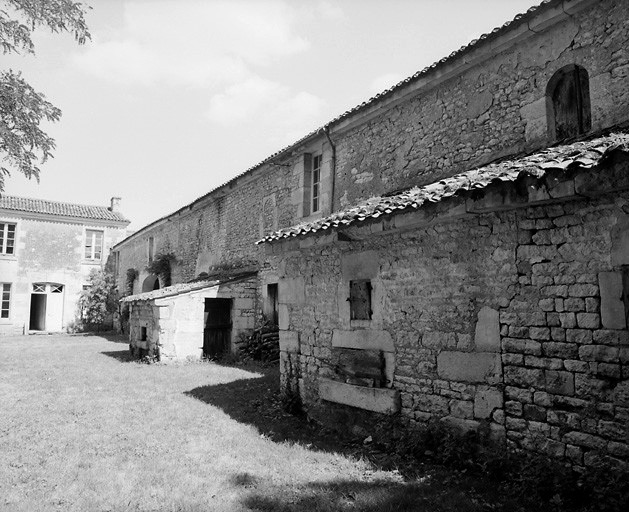 Vue des communs et des dépendances agricoles prise de l'ouest de la basse-cour.