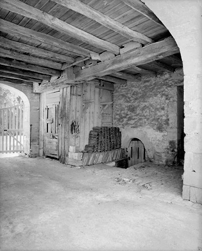 Vue du passage couvert. A droite, porte du sous-sol et porte d'accès à l'escalier.