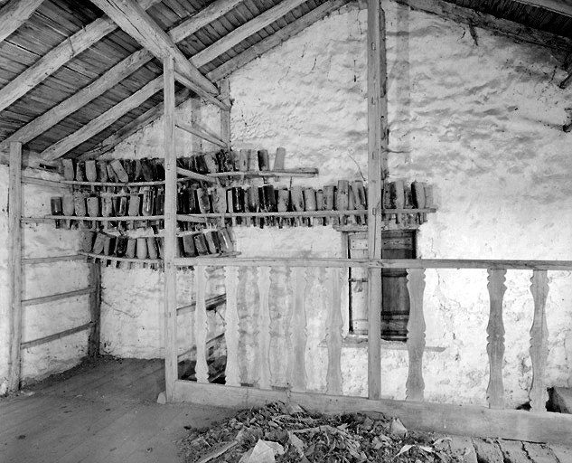 Partie supérieure de l'escalier d'accès aux greniers du bâtiment principal des dépendances. Noter le séchoir à bouteilles.