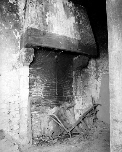 Cheminée de la cuisine ou de la boulangerie de la demeure précédente, dans le principal bâtiment des dépendances.