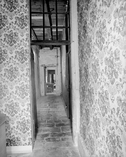 Vue du couloir du rez-de-chasussée, à l'arrière de la maison. Photo prise du vestibule en direction de la porte de la façade nord-ouest.