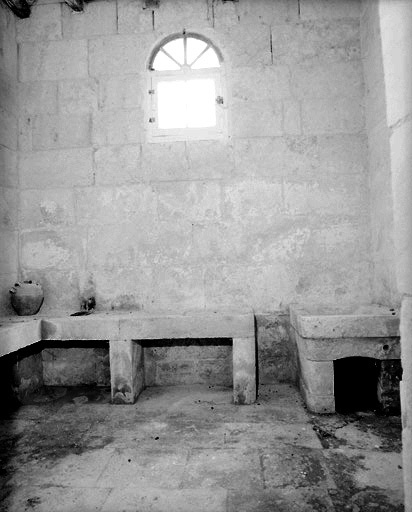 Intérieur de la laiterie, située hors-oeuvre, à l'arrière de la cuisine.