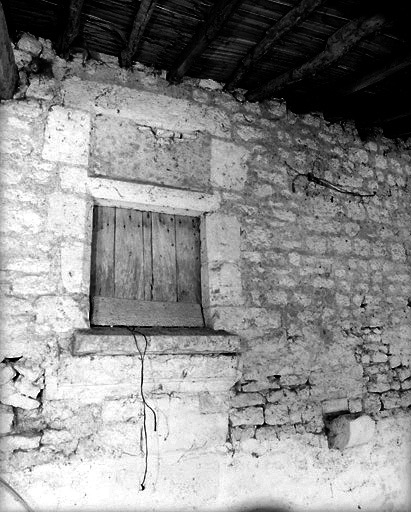 Fenêtre à l'étage de la façade nord-ouest du logis, du coté sud-ouest (cf. cliché 97 85 978 X).
