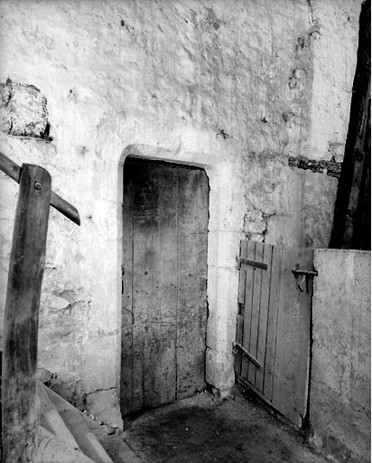 Porte d'entrée de la cuisine située au rez-de-chaussée, dans la partie nord-est du logis. Vue prise du bâtiment accolé postérieurement au nord-ouest du logis.