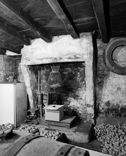 Cheminée de la cuisine, située au rez-de-chaussée dans la partie nord-est du logis.