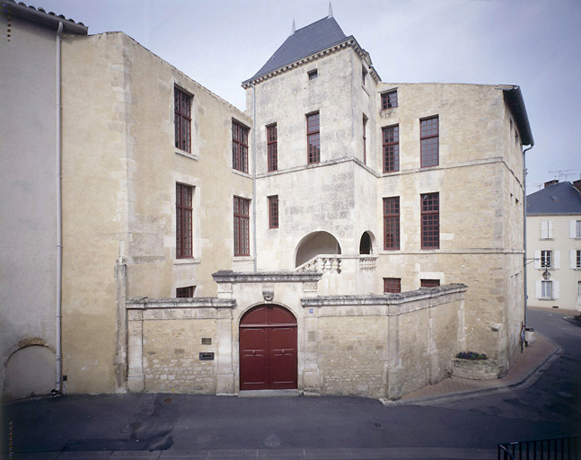 Vue d'ensemble prise de la rue Pont-aux-Chèvres.