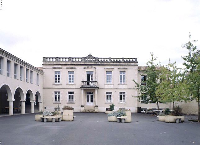 Façade sur cour du 9, rue Barnabé-Brisson (hôtel Baron-Latouche aménagé dans l'ancien couvent), actuellement intégré au collège Saint-Joseph.