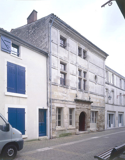 Vue d'ensemble de la façade sur rue.