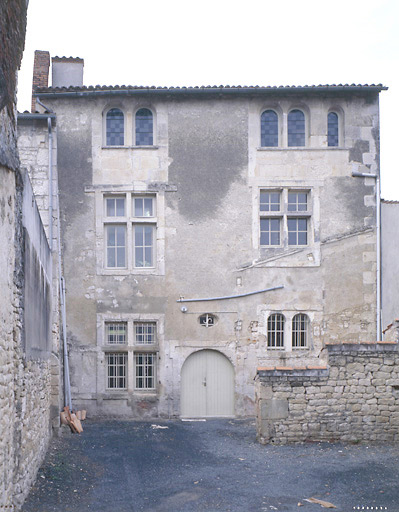 Vue d'ensemble de la façade postérieure.