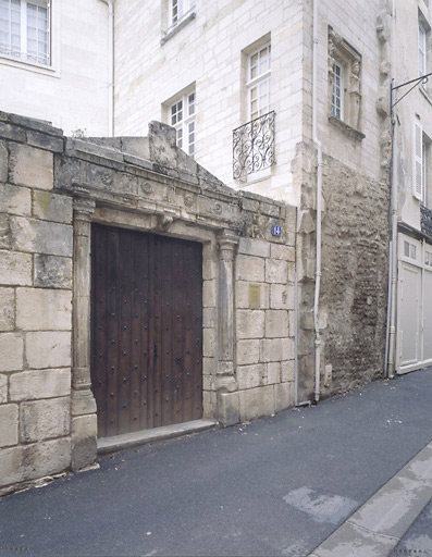 Porte d'entrée, rue Pont-aux-Chèvres.