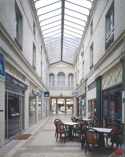 Vue de l'intérieur de la galerie, prise de la rue du Docteur Audé.