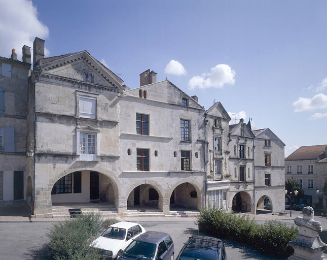 Façade des maisons 14 à 24, place Belliard.