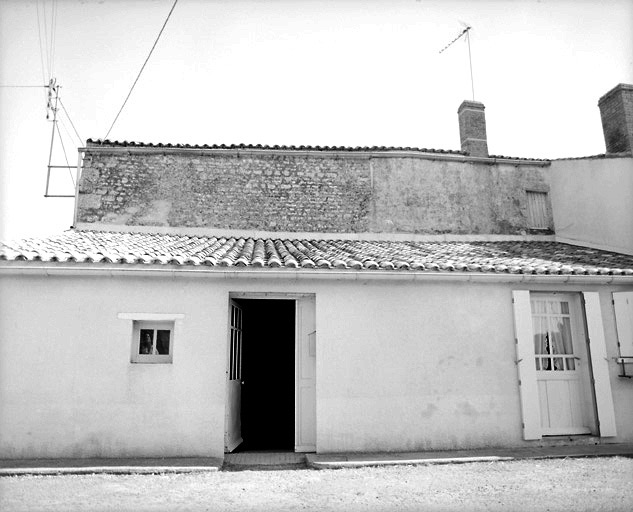 Partie gauche de la façade nord-ouest du logis.
