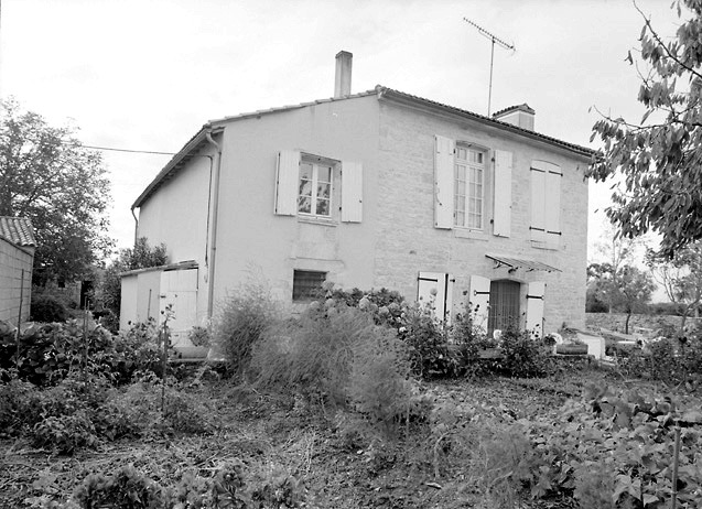 La façade nord-est de la maison.