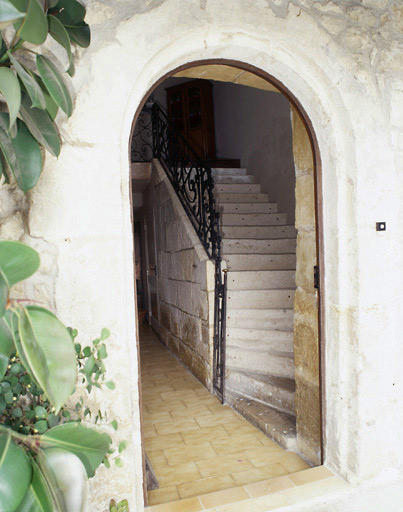 L'escalier vu de la porte d'entrée.