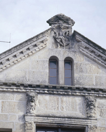 Détail du fronton avec représentation de l'architecte.