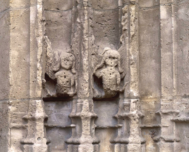 Sirènes sur le piédroit de droite du portail sud.