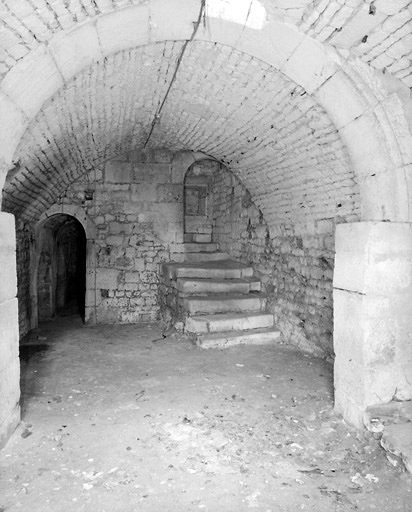 Vue du sous-sol du n° 20, prise en direction de l'arrière de la maison.