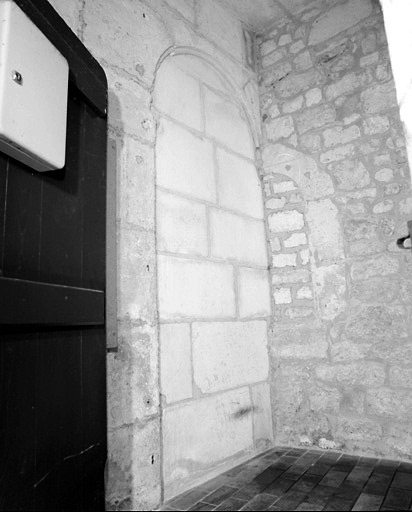 Porte murée au bout du couloir du corps de logis sur rue du n° 20. Dans l'angle, ancienne niche à évier condamnée.