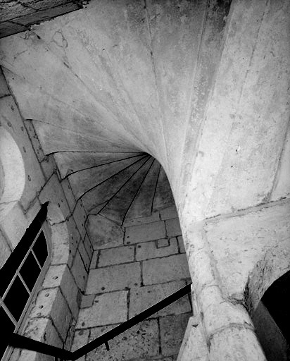 Montée au premier étage de l'escalier du n° 20.