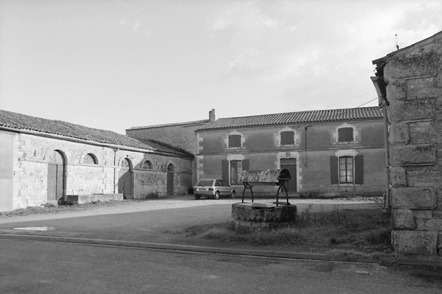 Vue d'ensemble de la 'Vionnerie', datée 1871, au 27, rue de Grange, à Charzais.