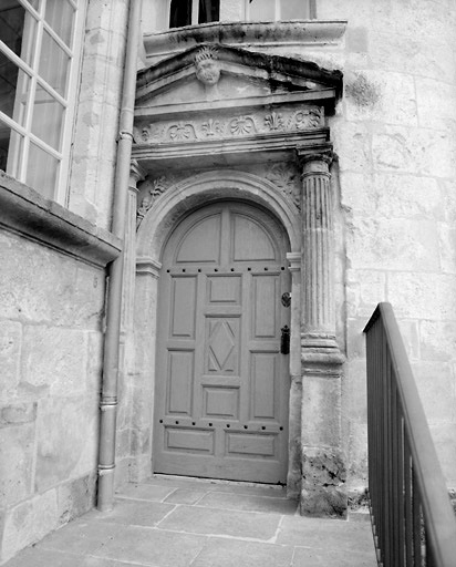 Porte d'entrée de la tour d'escalier après restauration.