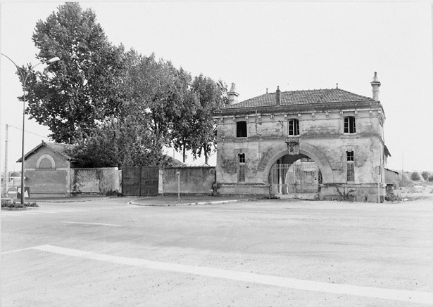 Le pavillon d'entrée. Photo prise par Marcel Papin avant la démolition des abattoirs.