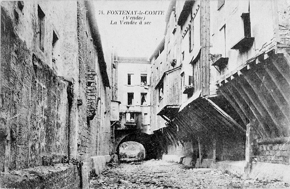 Le bras de rivière secondaire nommé 'pont mardoux', vu du sud. Photo prise du 7, Petite-Rue. Carte postale ancienne.