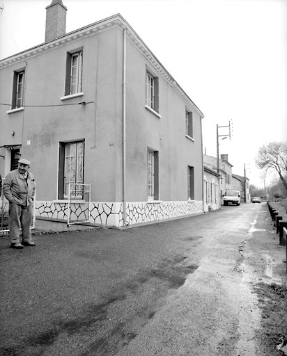 Ancien logis de Villépréau, 51 quai du Halage, à Biossais. La demeure a été fortement remaniée. Noter toutefois la corniche où l'on distingue la division en deux corps de bâtiment.