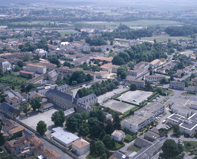 Vue aérienne prise du nord de la rue Rabelais en direction du sud.