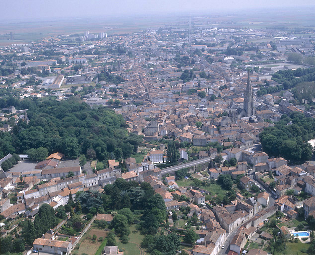 Vue aérienne de la ville prise de l'ouest. Au premier plan, le Bédouard.