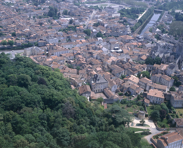 Vue aérienne de la cité, prise du nord.