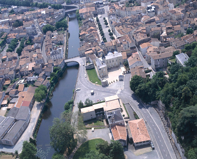 Vue aérienne prise du nord montrant une partie de la cité et des Loges.