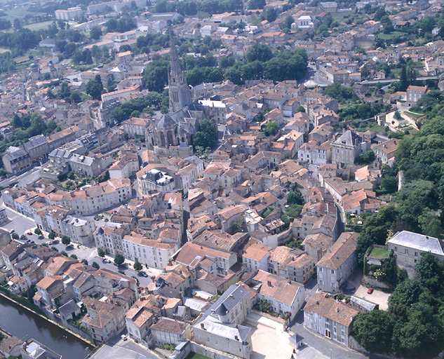 Vue aérienne de la cité, prise du nord-est.