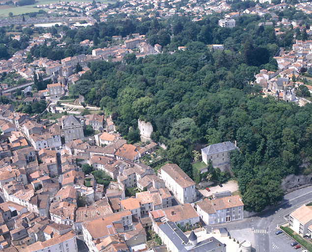 Vue aérienne de la cité et du parc Baron, prise de l'est.