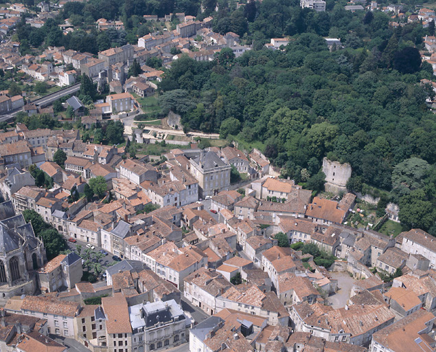 Vue aérienne de la cité et du parc Baron, prise de l'est.