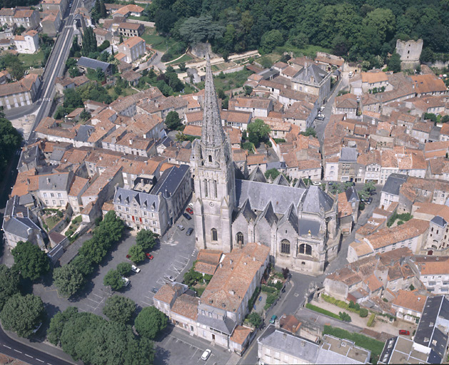 Vue aérienne montrant Notre-Dame et la cité.