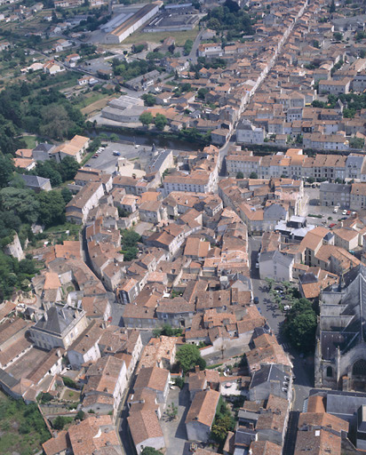 Vue aérienne de la cité et des Loges, prise de l'ouest.