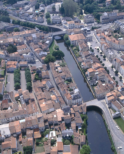 Vue aérienne prise du nord montrant une partie de la cité et des Loges.