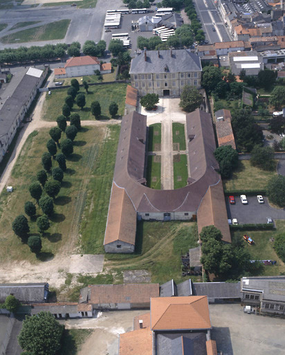 Vue aérienne prise de l'est ; au premier plan, les écuries.