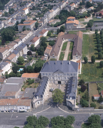 Vue aérienne prise de l'ouest.