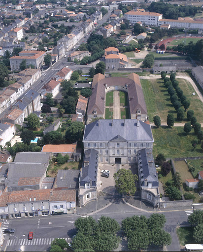 Vue aérienne prise de l'ouest.