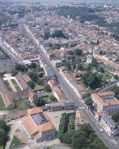 Vue aérienne prise de l'est montrant la rue de la République.